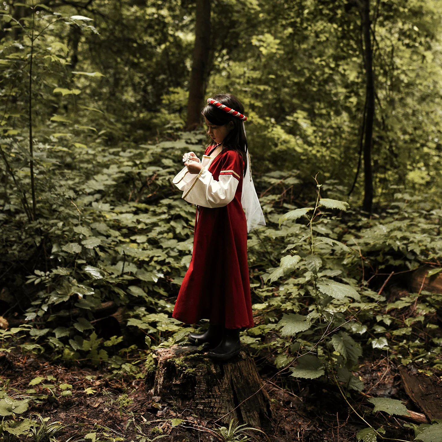 Medieval Headdress with Veil - Red - Image 3